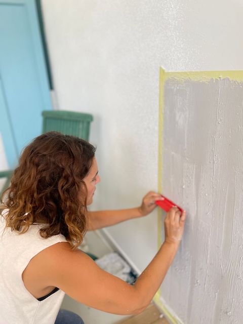 Gema haciendo efecto madera en la pared con técnica dragging