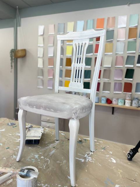 Silla pintada con Lino