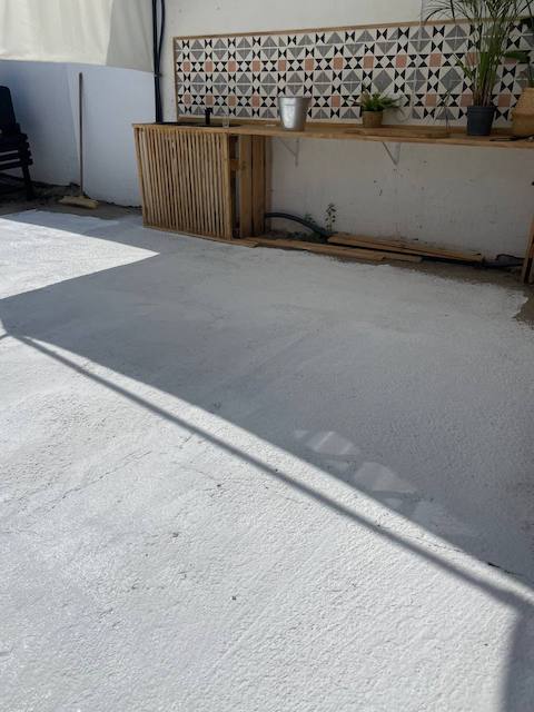 Suelo de la terraza pintado de blanco