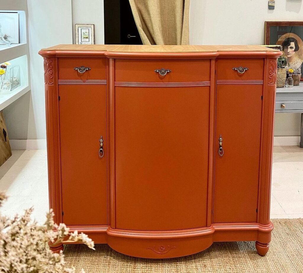 Mueble auxiliar pintado en Calabaza