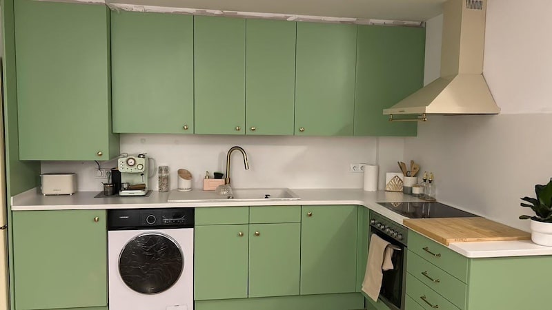 Cocina pintada en Verde Militar y encimera en blanco