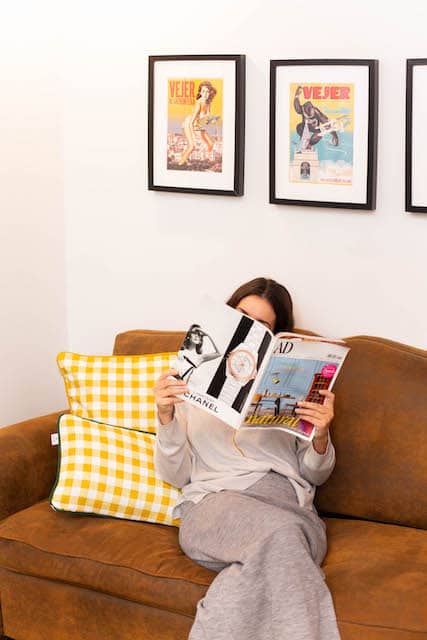 Decoracion textil para dormitorios: Gema leyendo sobre cojines amarillos