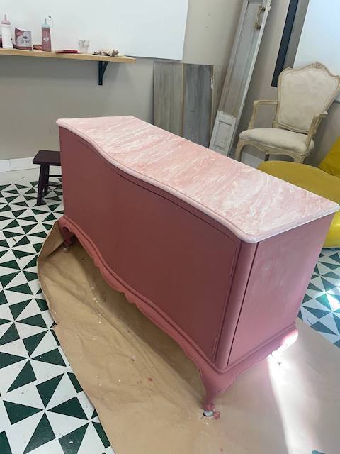 Mueble de tv pintado y efecto marmol en la tapa