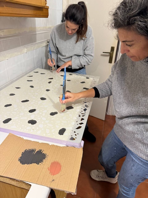 Gema y Claudia decorando la encimera