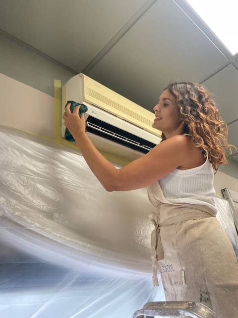 Gema limpiando el aire acondicionado antes de pintar