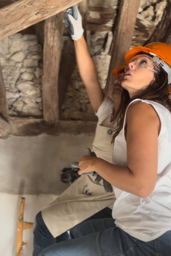 Gema y Sebas haciendo el diagnóstico antes de restaurar el techo de madera