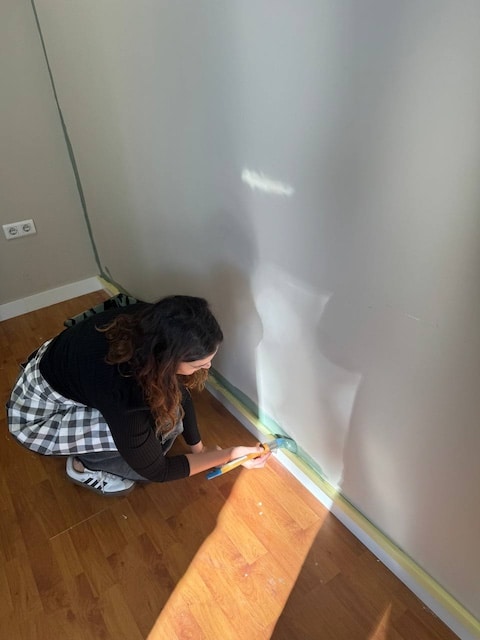 Gema pintando la pared