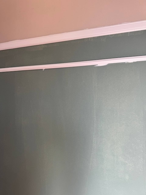 Molduras colocadas en el zócalo pintado con Matte Wall Humo Verde