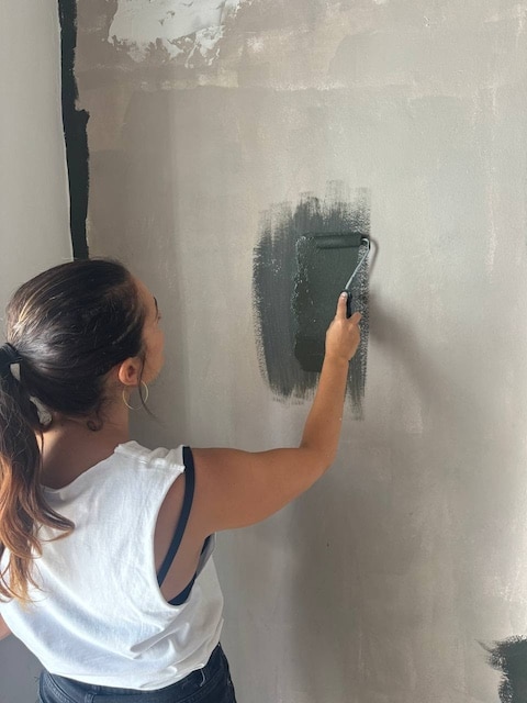 Gema pintando la pared