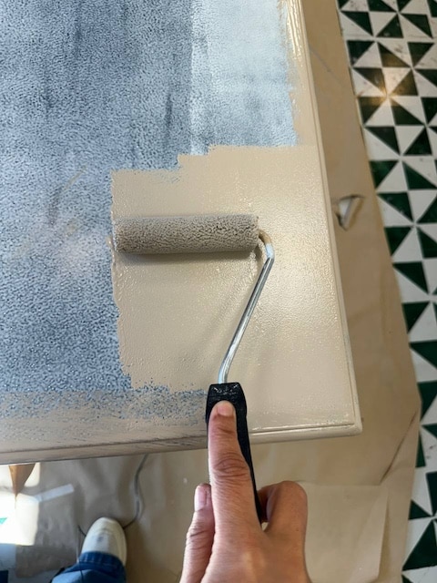 Aplicamos la pintura con rodillo en la tapa de la mesa