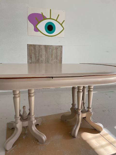 Mesa de comedor aclarada con pintura