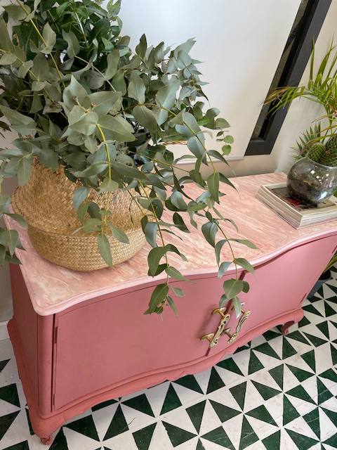 Mueble de tv pintado y marmol rosa