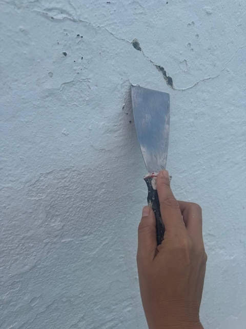 Rascamos con espátula la pintura en mal estado