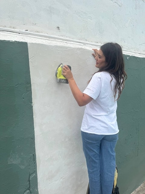 Gema lijando la pared