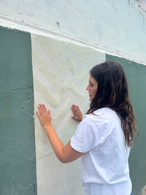 Gema pegando la plantilla a la pared