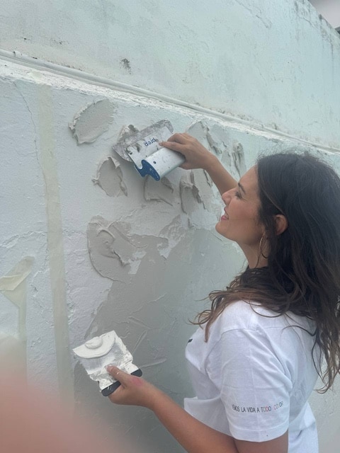 Gema extendiendo la masilla por la pared