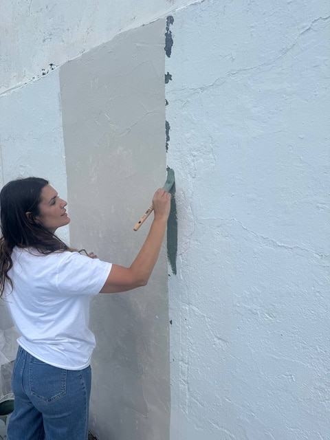 Gema recortando la zona que vamos a pintar