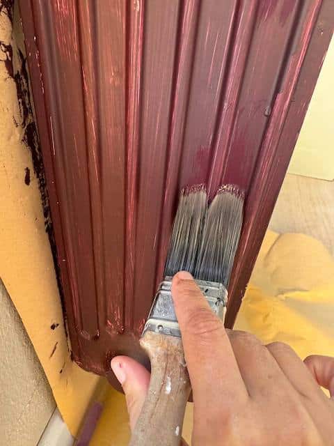 Aplicamos la segunda mano de pintura al radiador de pared