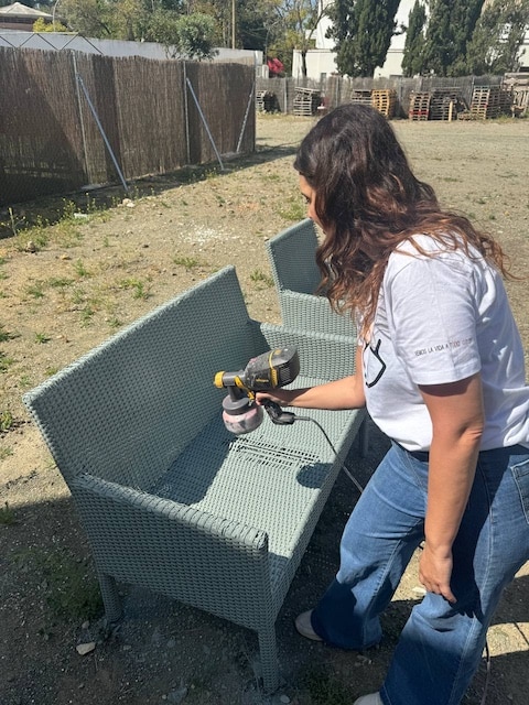 Gema te enseña a pintar con pistola los muebles de exterior