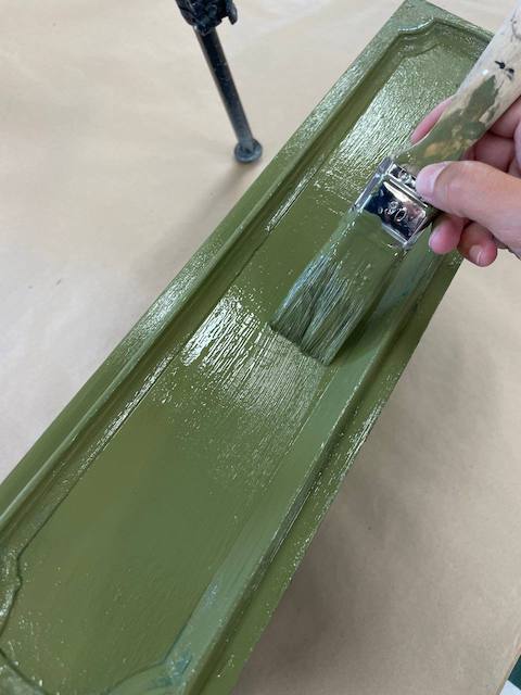 Aplicamos pintura Verde oxford antes de colocar el tirador