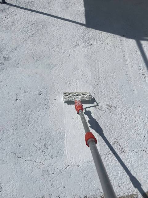 Aplicamos la segunda mano de pintura al suelo de exterior