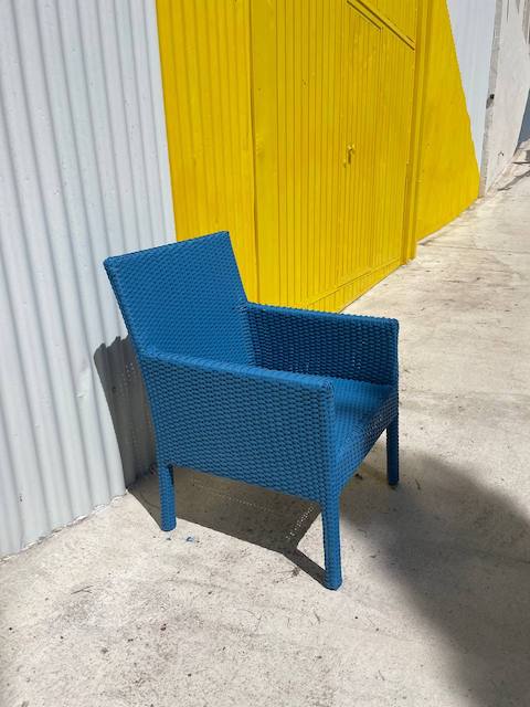 Silla de ratán sintético pintada en azul