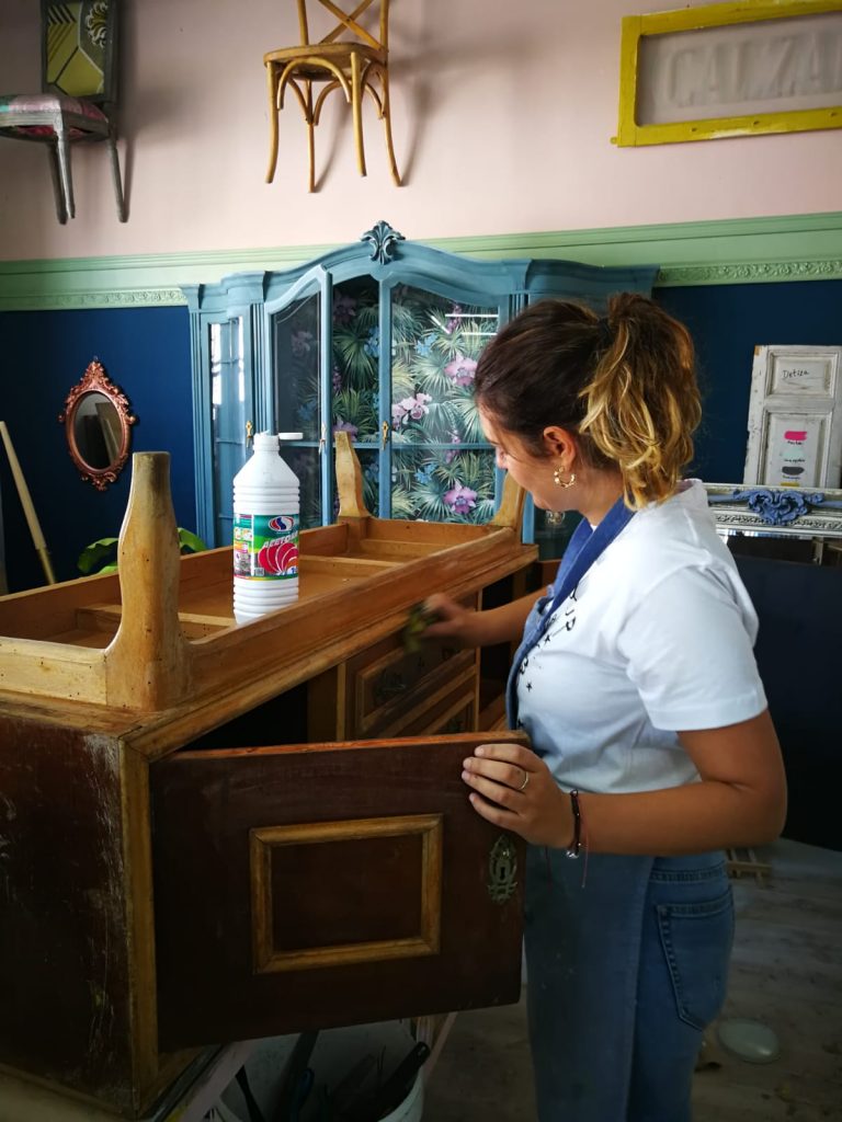 como pintar un mueble antiguo