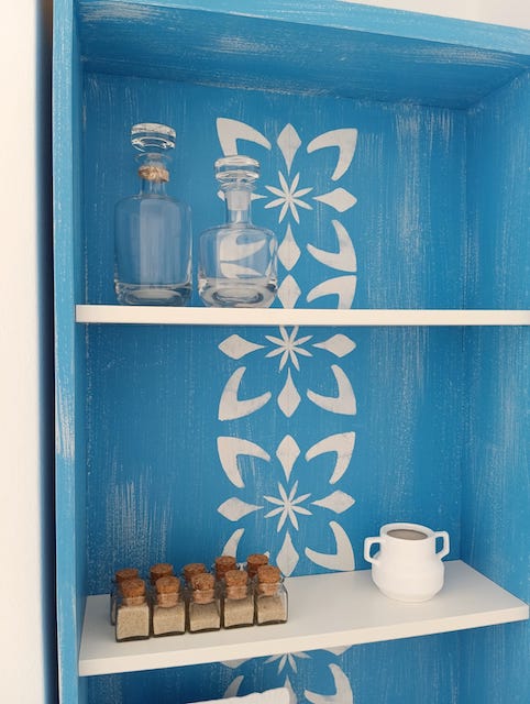 Detalle mueble pintado azul y plantilla blanca