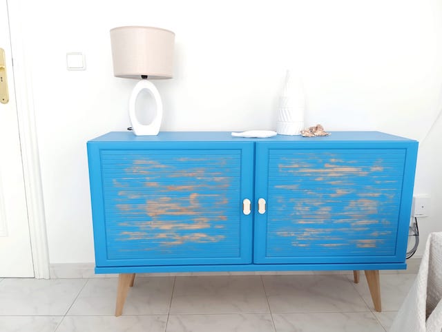 Mueble pintado en tono azul y madera