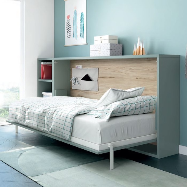 Cama plegable en dormitorio