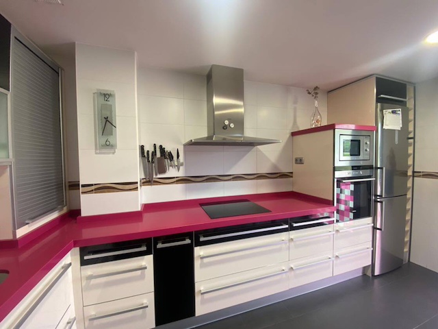 Cocina con encimera rosa fucsia