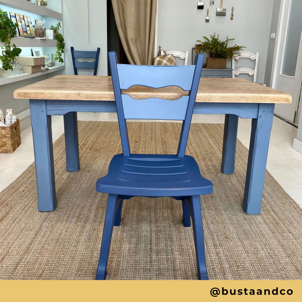 Juego de mesa y sillas en color Dibujo Azul y madera