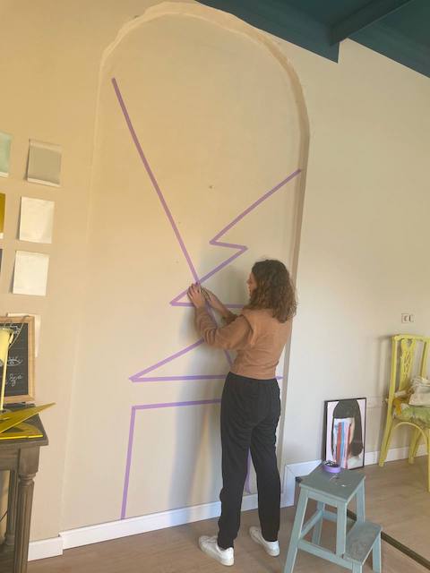 Gema haciendo el dibujo del árbol en la pared