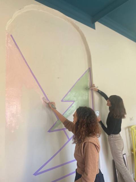 Gema y Mariló pintando