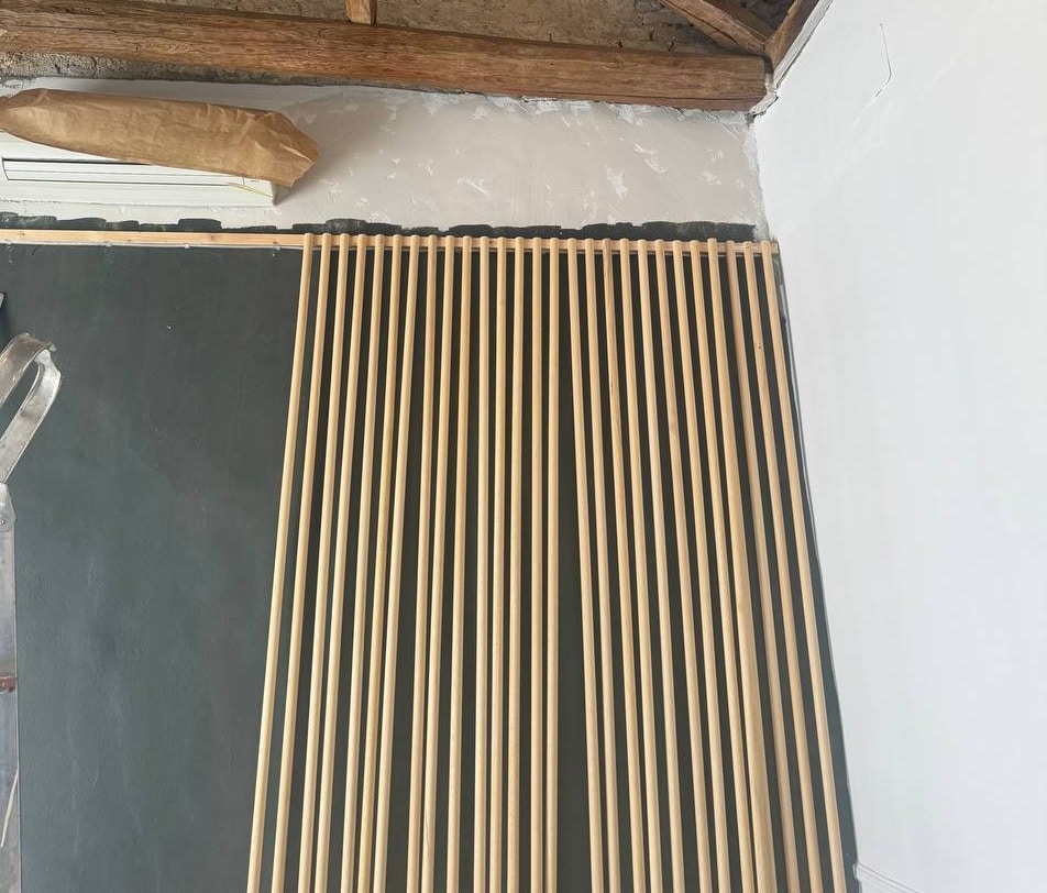 Listones de madera sobre pared pintada