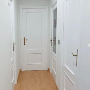 Puertas pintadas de blanco para ampliar espacios visualmente