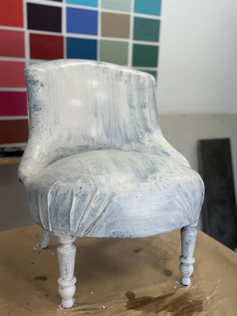 Sillón de polipiel pintado con la primera mano de pintura