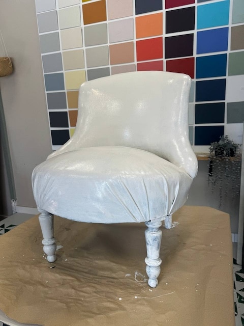 Sillón de polipiel pintado con la segunda mano de pintura