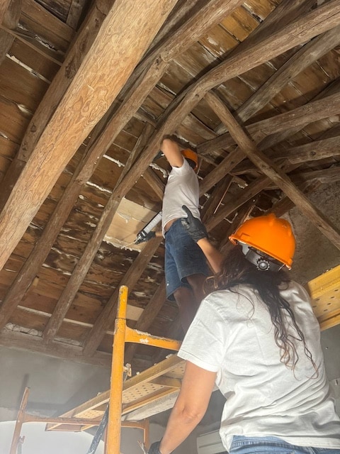 Vamos pegando las tablas en el techo de madera